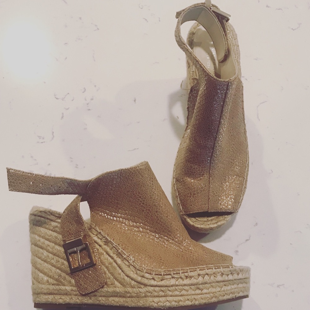 8.5 Kenneth Cole Wedge Heel!